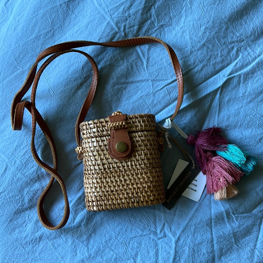 Mini rattan- style crossbody